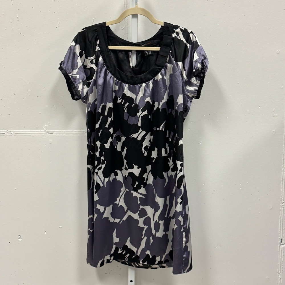 BCBGMAXAZRIA Floral Satin Shift Dress Large Short Sleeve Scoop Neck Purple Black